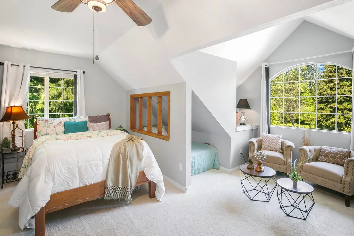 The Cedar suite at The Grayson, its own sitting nook under the arched window