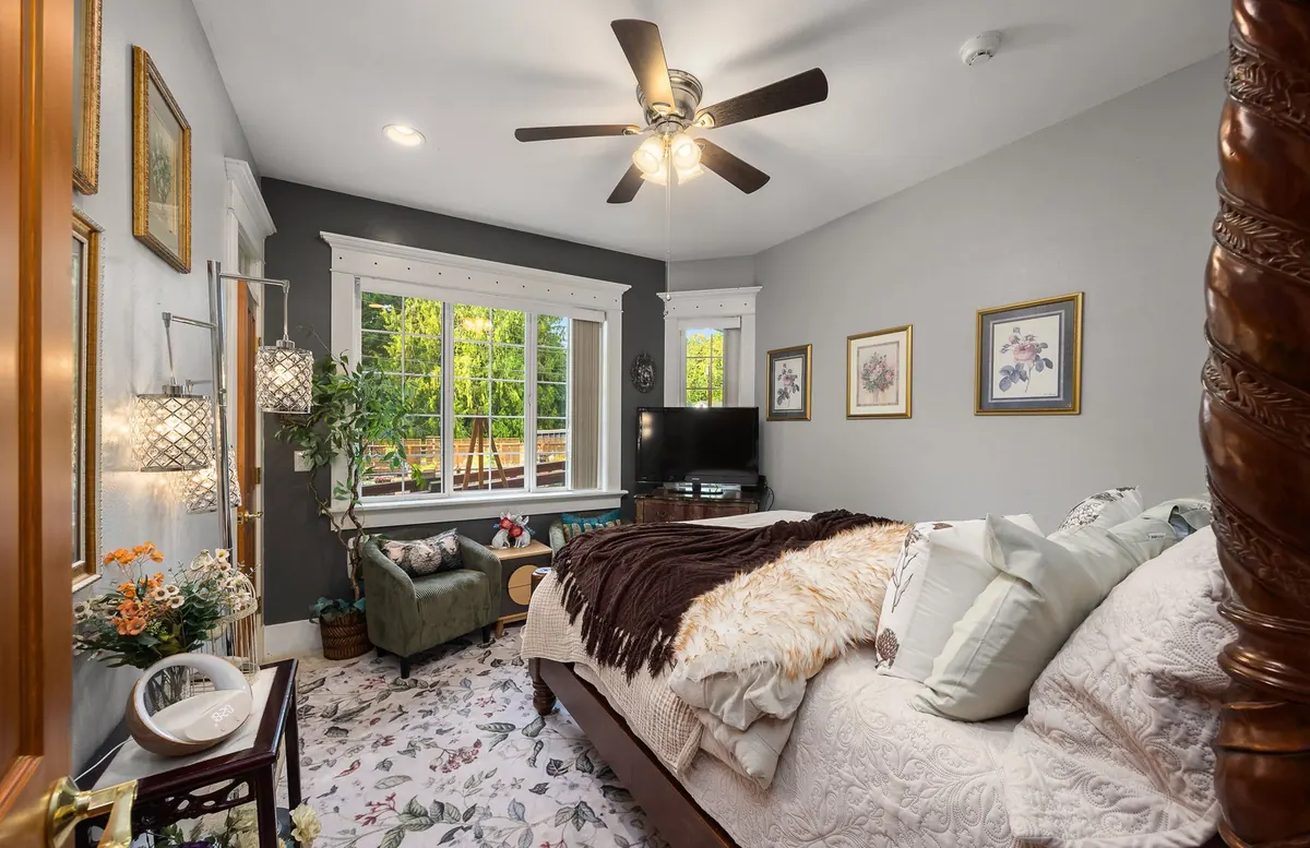 The Pike suite at The Grayson, a four-poster bed and sitting area